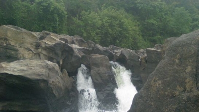 Perunthenaruvi Waterfall