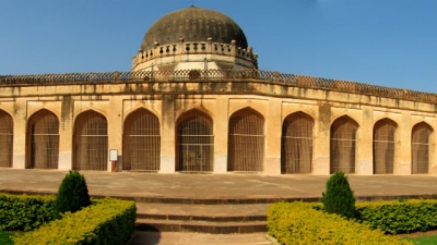 Solah Khamba Mosque