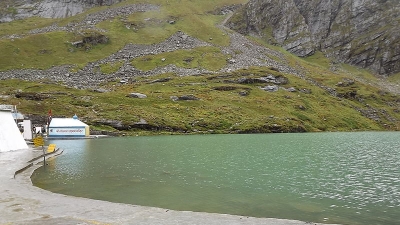 Hemkund Lake