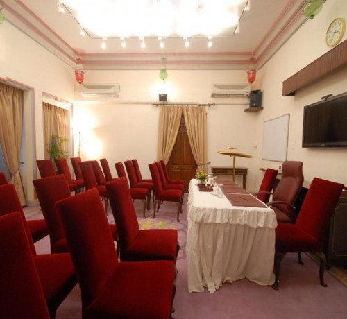 071_Amber_Meeting_Room