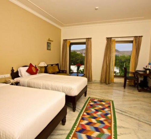 Deluxe-fort-facing-room