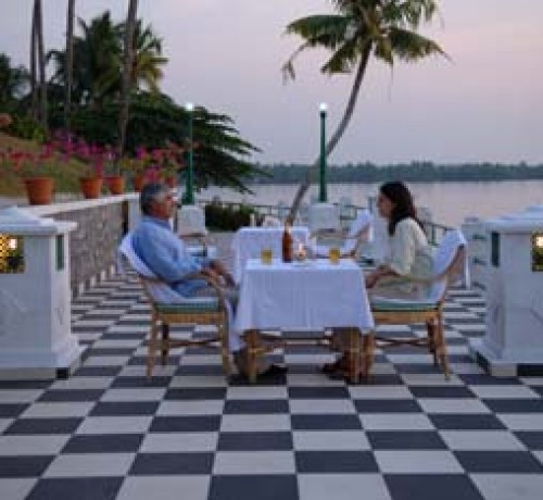 Dining by Lakeside Dining by Lakeside