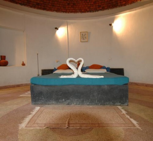 1 Bedroom Cottage Suite: Bed