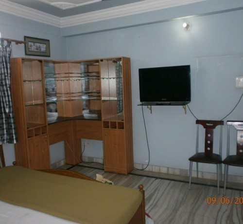 Well-furnished Room