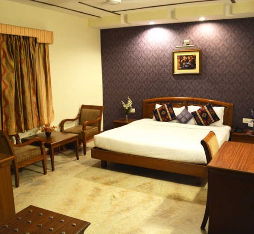 Well-furnished Room