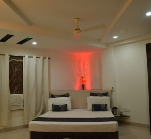 Well-furnished Room Well-furnished Room